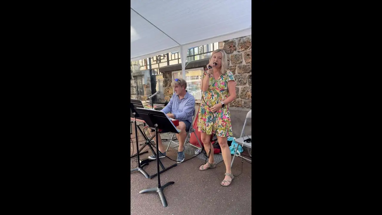 Les habitants participent à la scène ouverte lors de la fête de la musique au pecq
