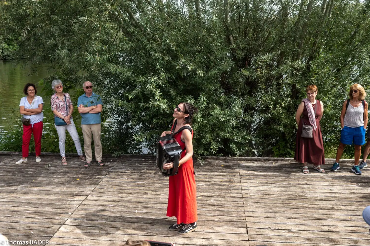 Justine Jérémie et son accordéon en bord de Seine au Pecq