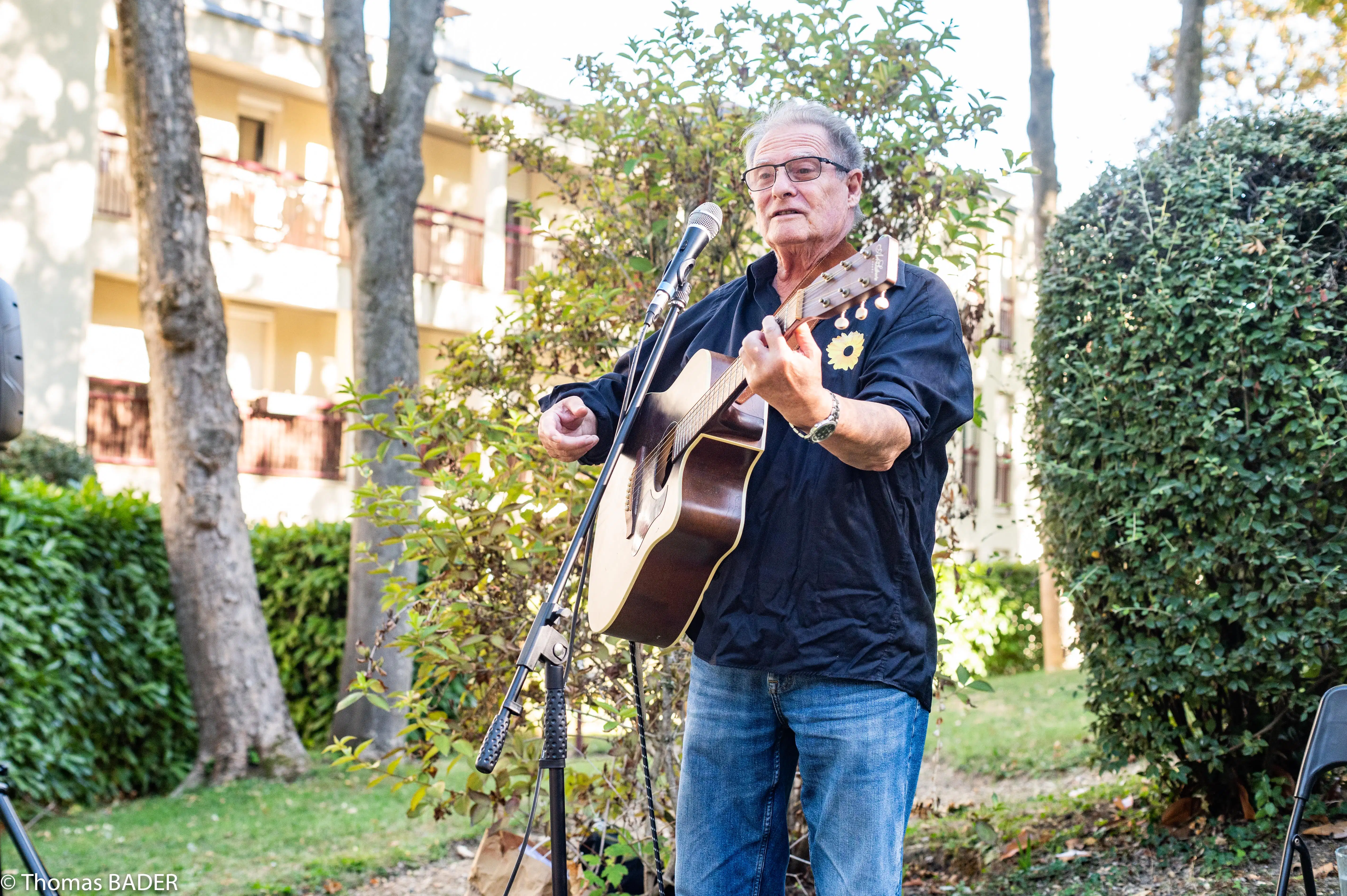 Rémy Tarrier à la guitare pour ouvrir le concert caritatif au Pecq