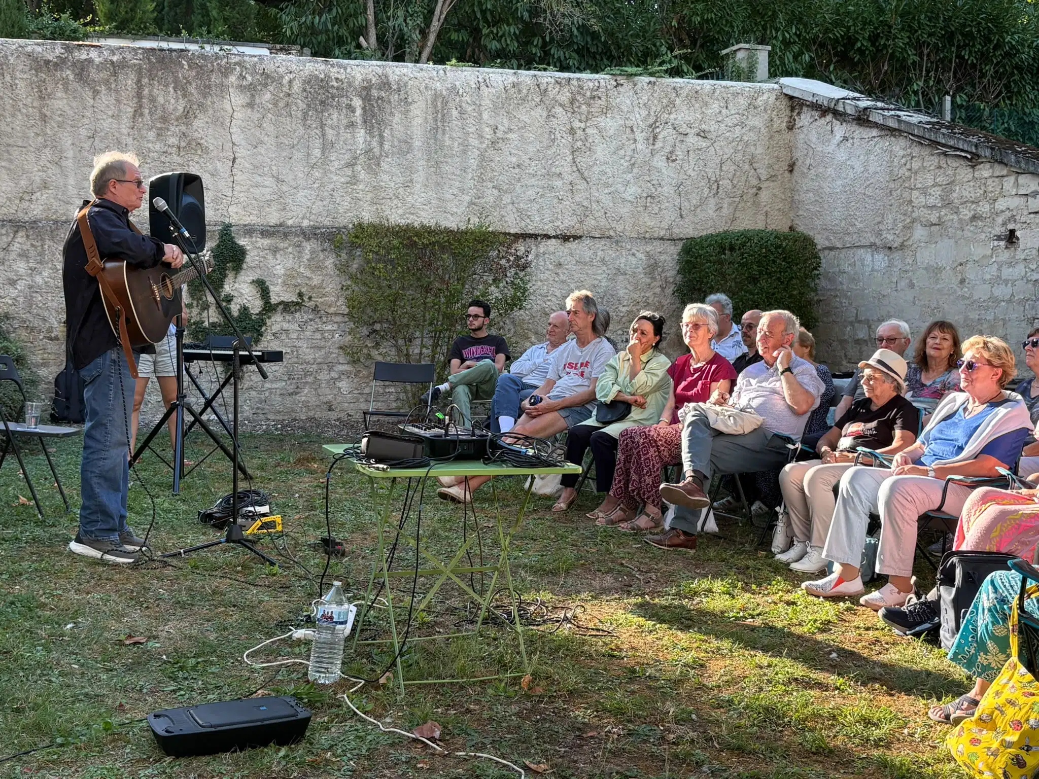 Rémy Tarrier à la guitare face au public pour ouvrir le concert caritatif au Pecq